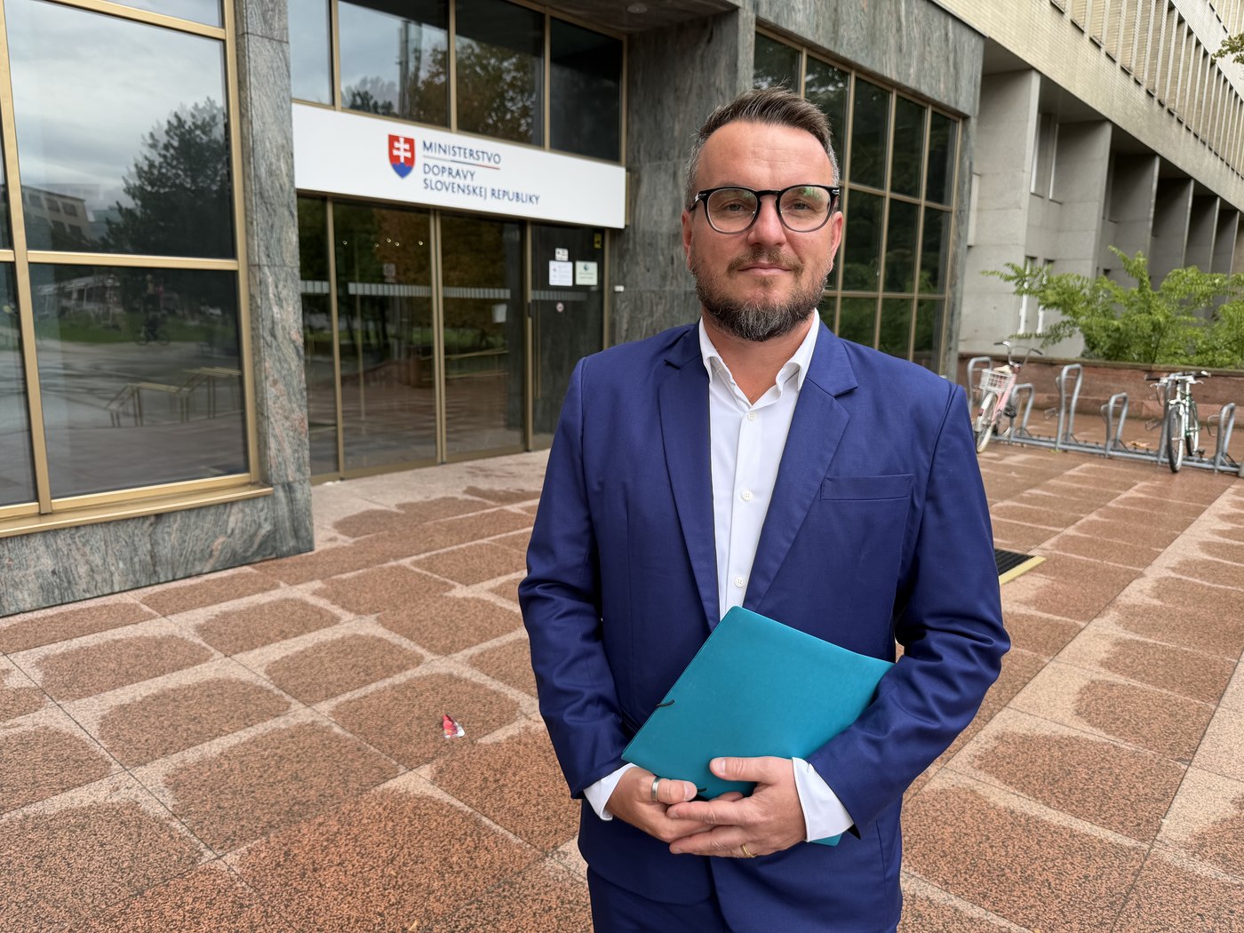JUDr. Marek Preták pred budovou Ministerstva dopravy SR v Bratislave