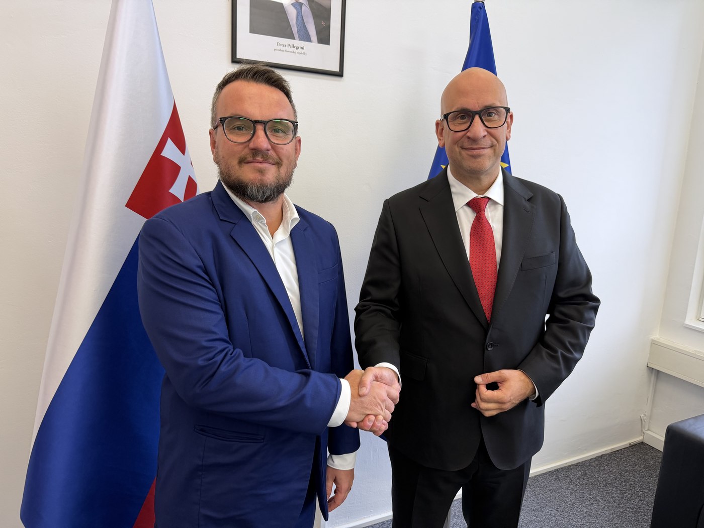 JUDr. Marek Preták a minister dopravy Jozef Ráž ml. si podávajú ruky
