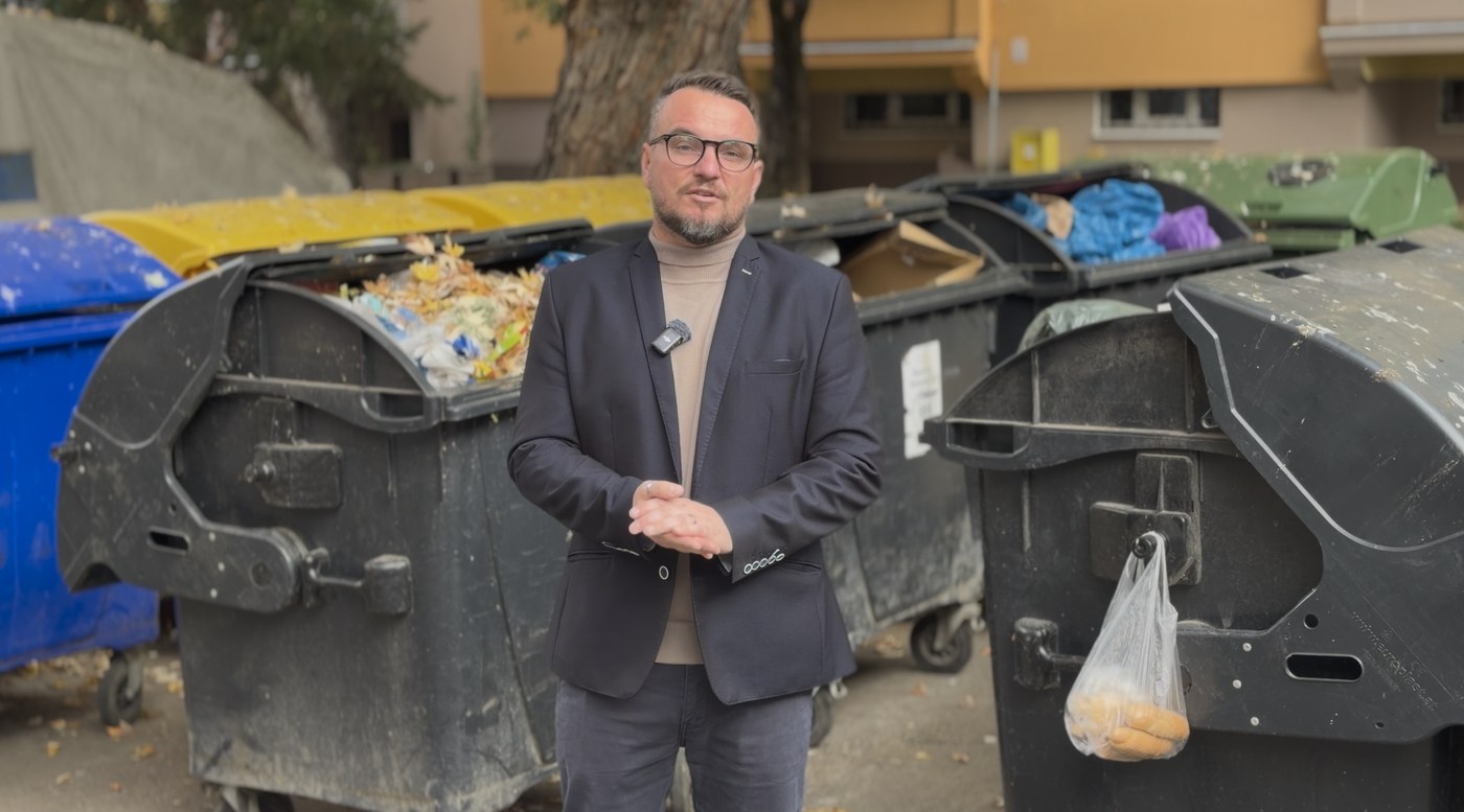 JUDr. Marek Preták pred preplnenými kontajnermi na odpad v Lučenci